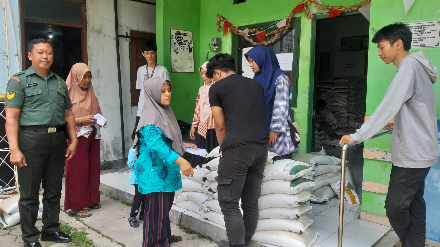 512 Keluarga Penerima Manfaat Warga Desa Jarum Terima Bantuan Pangan