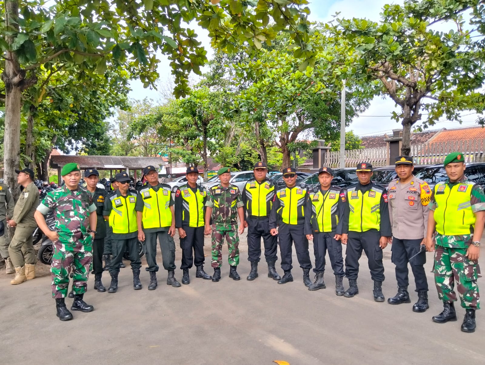 Danramil 24/Klaten Utara Bersama Anggota Amankan Pemulangan Jamaah Haji Kloter 74 Asal Klaten
