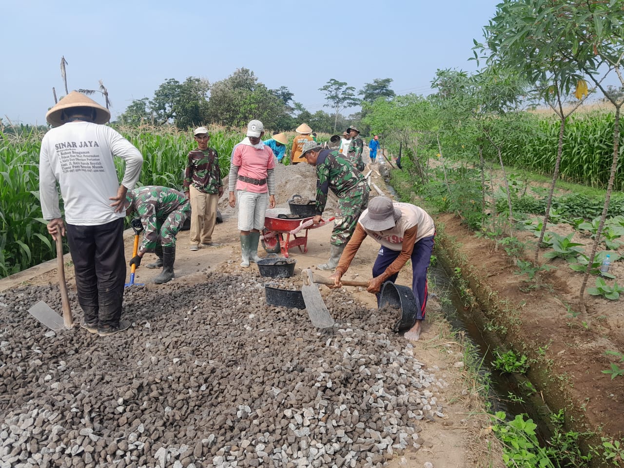 Koramil 16 Tulung Laksanakan Karya Bakti Mandiri Klaten Bersinar (KBMKB) Tahun 2025 Di Desa Sudimoro