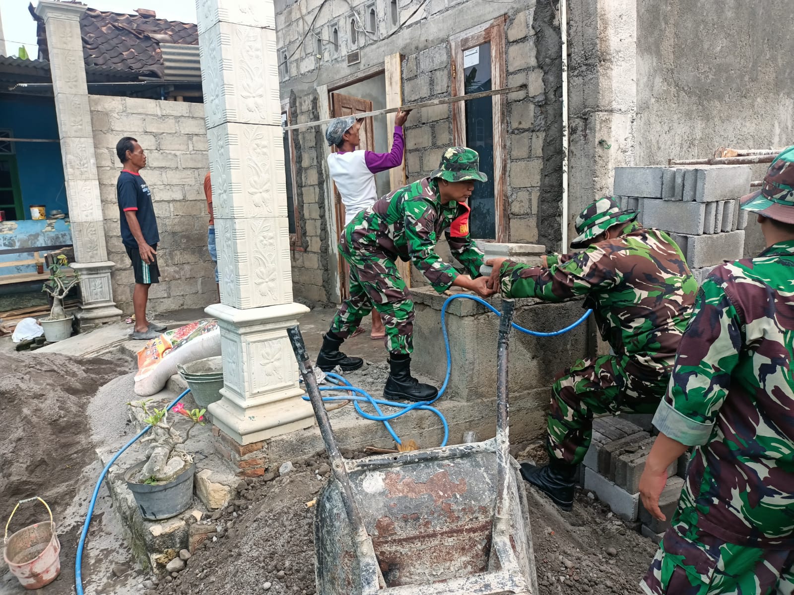 Babinsa Koramil 24/Klaten Utara Turun Bantu Pembangunan Rumah Warga Di Desa Jonggrangan