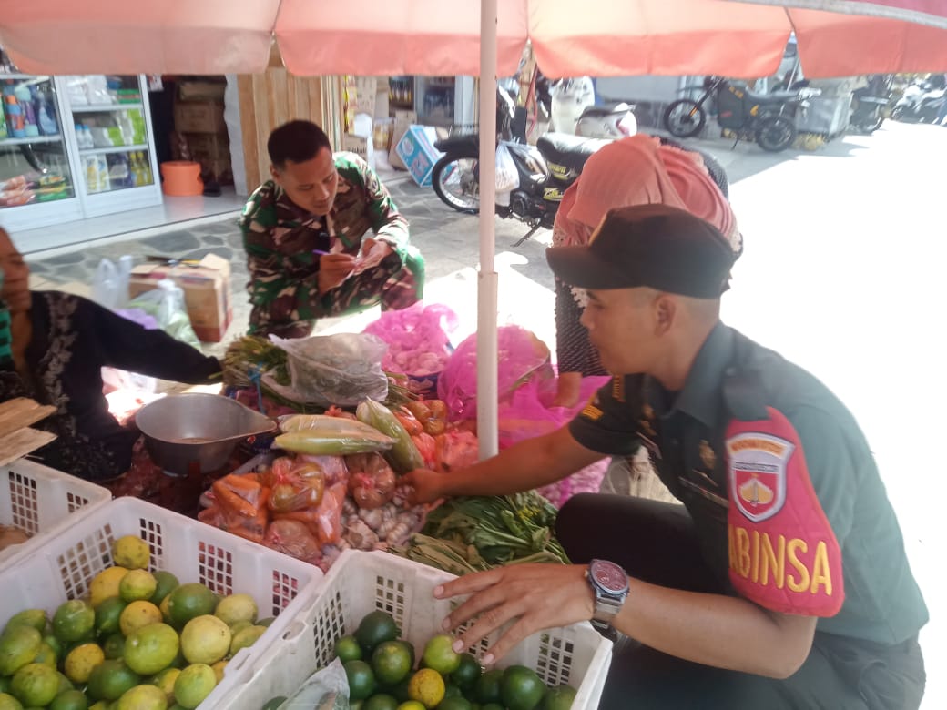 Jaga Stabilitas Harga, Babinsa Koramil 05/Jatinom Cek Harga Sembako Di Pasar Gabus Klaten