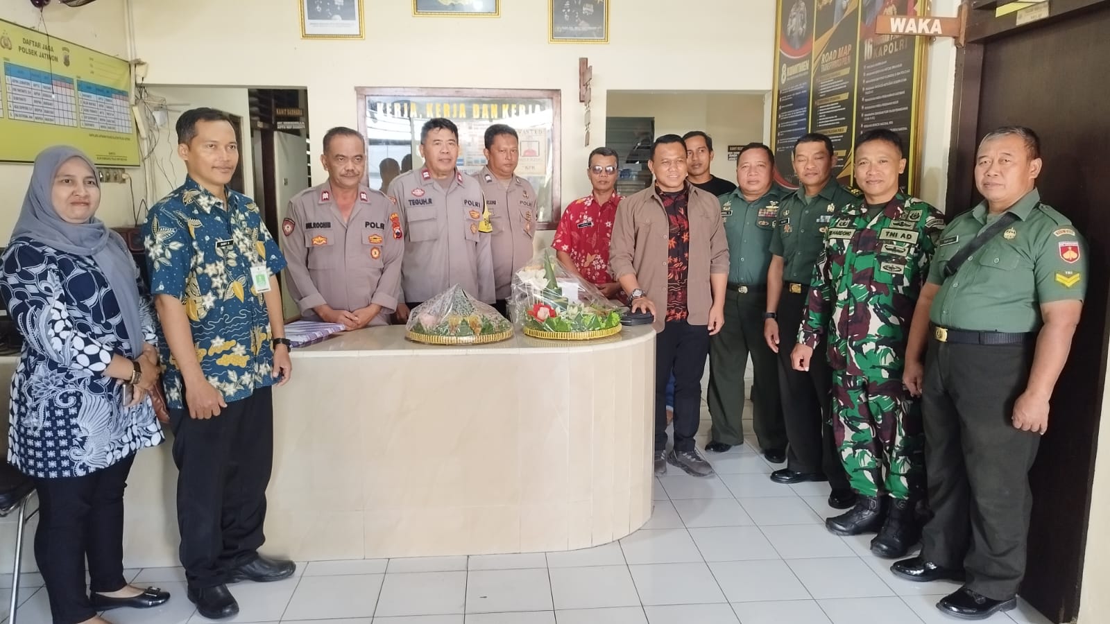 Forkopimcam Jatinom Tingkatkan Sinergi Melalui Kejutan Hut Bhayangkara Ke-79 Untuk Polsek Jatinom