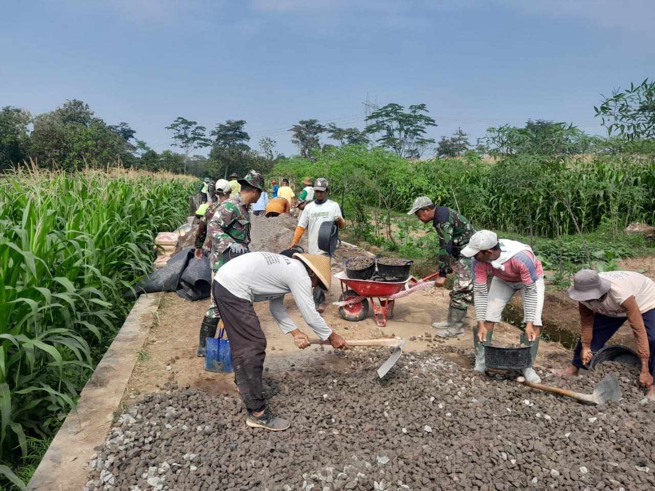 Warga Desa Sudimoro Dan TNI Bersinergi Dalam Kegiatan KBMKB Ke-XXX Tahun 2025