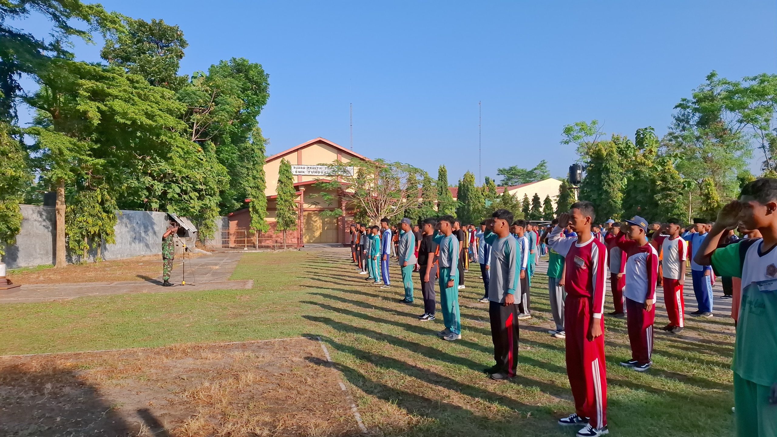 Babinsa Koramil 12/Manisrenggo Berikan Pelatihan Dasar PBB Bagi Siswa SMK Tunggal Cipta Manisrenggo