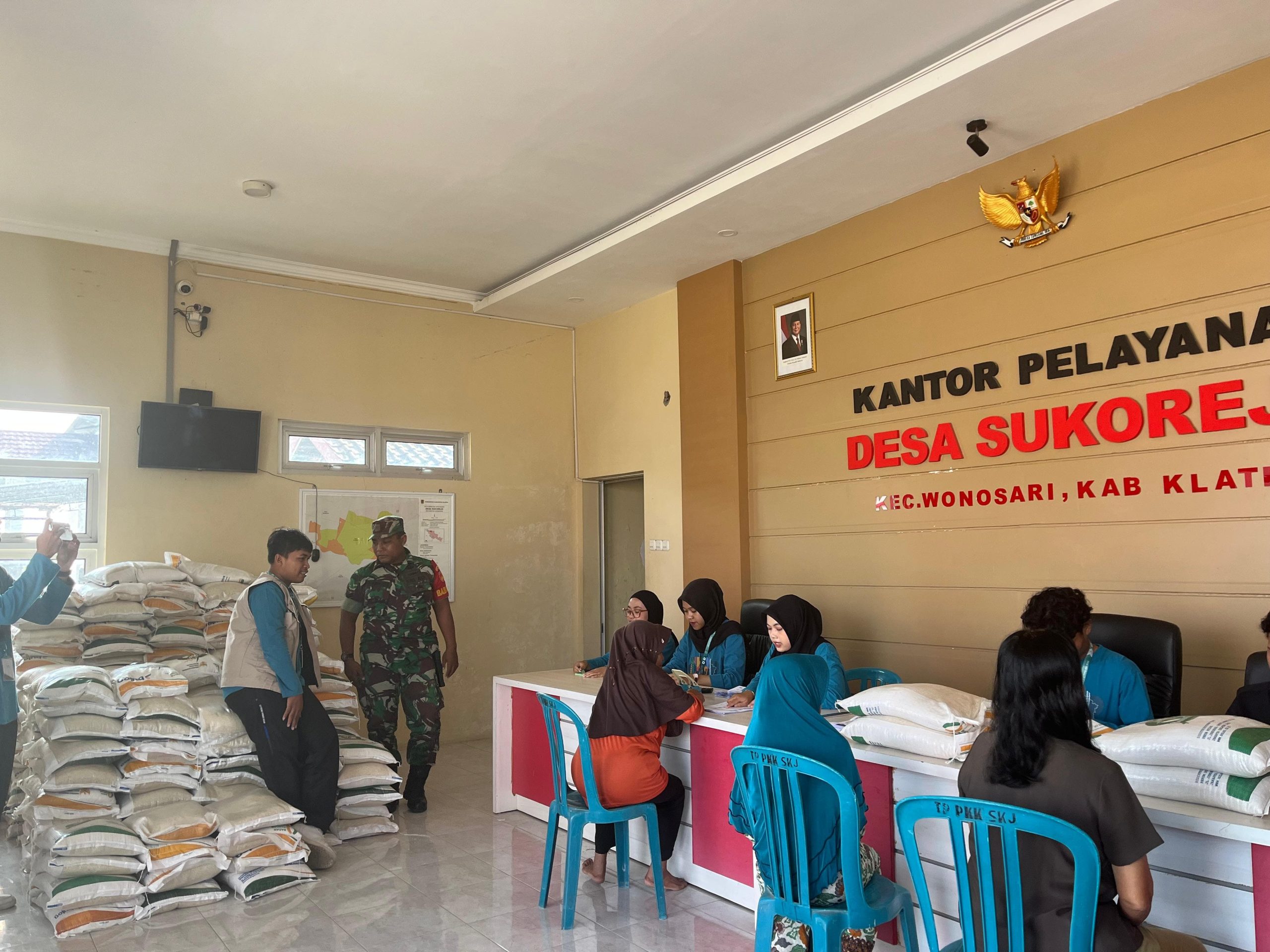 Babinsa Koramil 22/Wonosari Monitoring Dan Dampingi Penyaluran Bantuan Pangan Beras Di Wilayah Kecamatan Wonosari Klaten