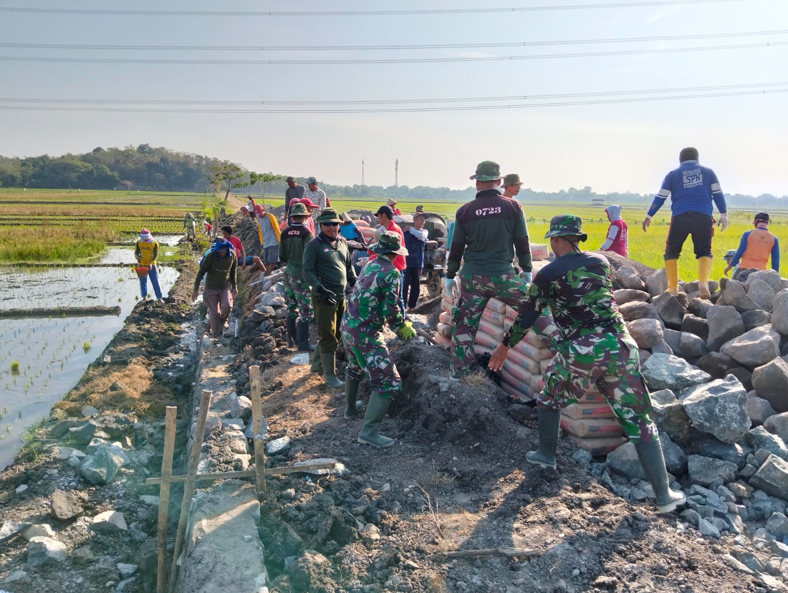Gotong Royong TNI Dan Warga Warnai Pembangunan Talud Di TMMD Sengkuyung Desa Karangwungu Klaten
