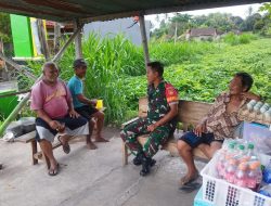 Babinsa Koramil 12/Manisrenggo Sambangi Kelompok Tani Di Bendan, Jalin Komunikasi Dan Dengar Aspirasi Petani