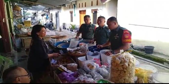 Cek Harga Sembako, Koramil Jogonalan Pantau Pasar Kraguman Klaten