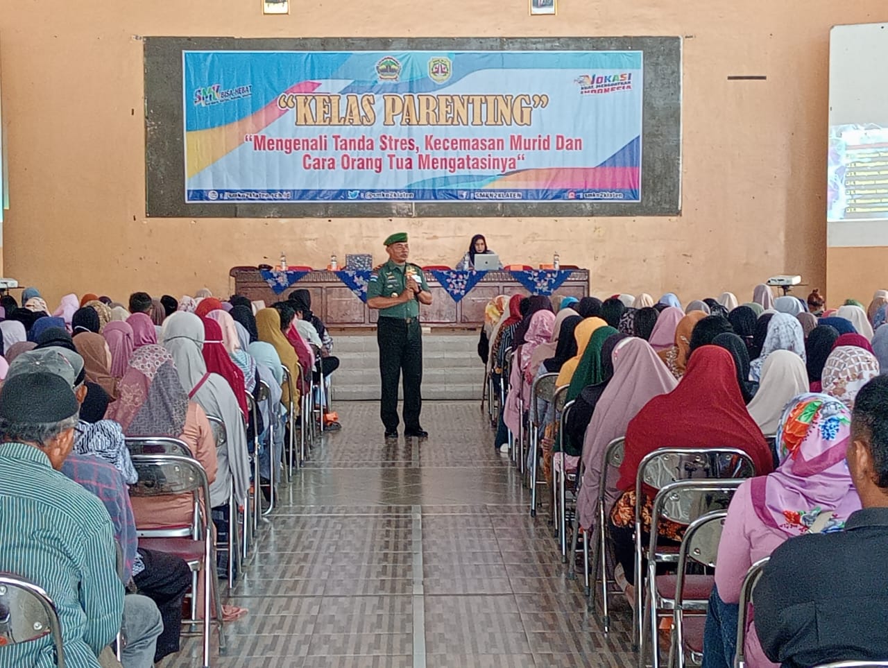 Cegah Gangguan Psikologis Pada Siswa, Danramil Ngawen Berikan Pembekalan Untuk Orang Tua SMKN 2 Klaten