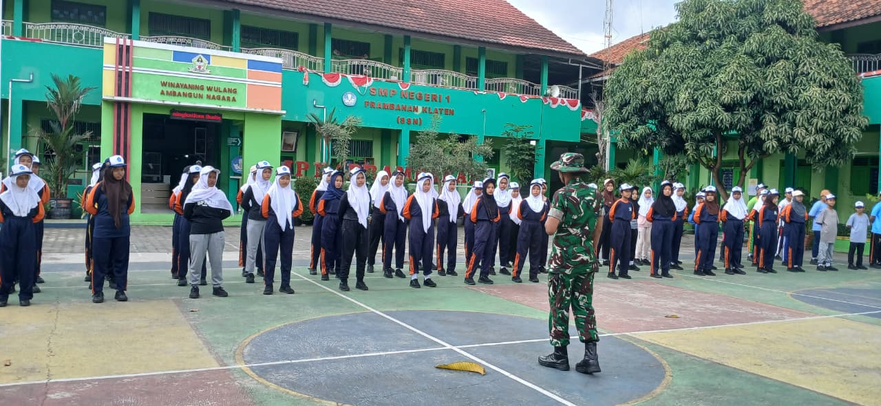 Membentuk Generasi Muda Berkarakter, Babinsa Koramil 09/Prambanan Latih PBB di SMPN 1 Prambanan Klaten