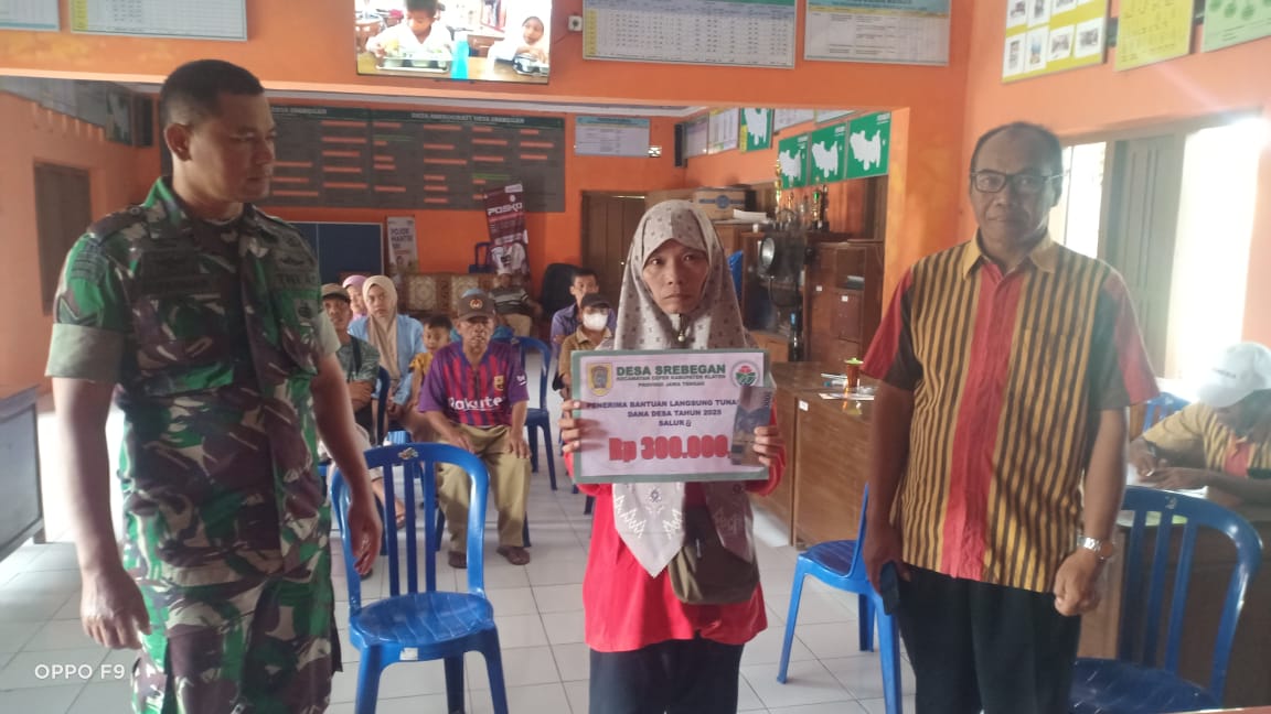 Babinsa Koramil 23/Ceper Kawal Penyaluran BLT Dana Desa Di Srebegan Ceper Klaten