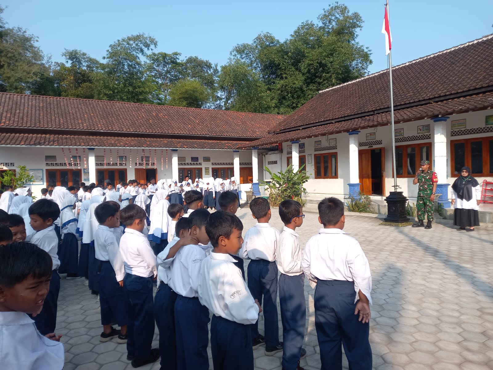 Babinsa Tulung Bentuk Generasi Muda Berdisiplin Dan Cinta Tanah Air Di MIM Beji Klaten