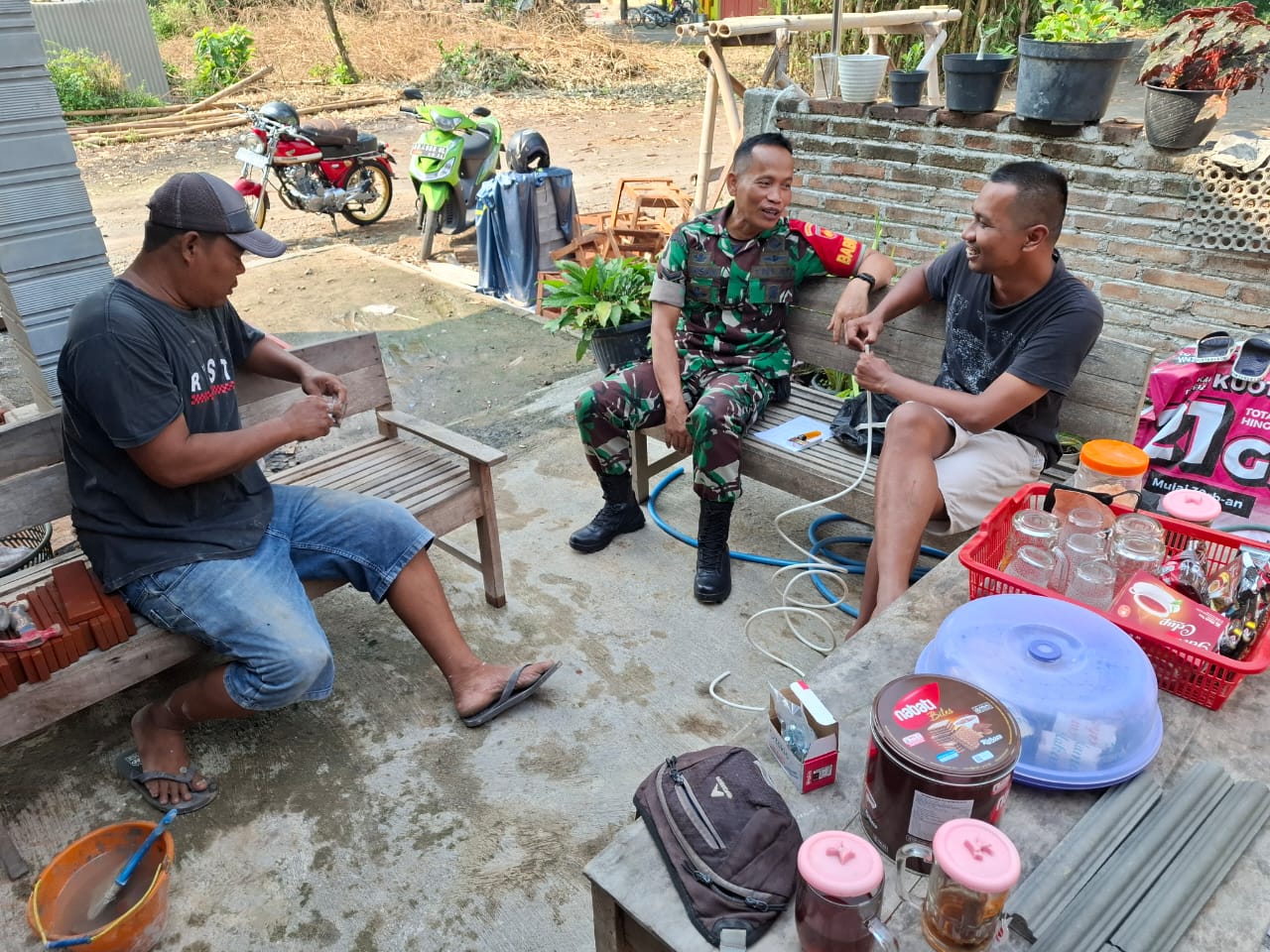 Babinsa Koramil Klaten Utara Jalin Komunikasi Sosial Ajak Warga Jaga Kerukunan Dan Waspadai Judi Online