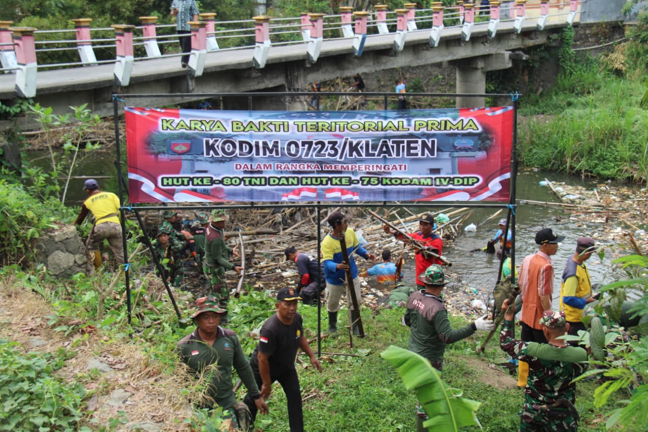Karya Bakti Teritorial Prima: TNI Dan Masyarakat Bersatu Bersihkan Sungai Kuning Trucuk Klaten