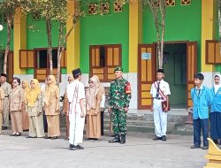 Perkuat Karakter Bangsa, Babinsa Kodim Klaten Jadi Pembina Upacara SMP Negeri 2 Manisrenggo