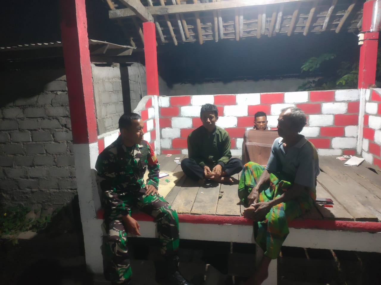 Wujudkan Lingkungan Aman, Babinsa Randusari Prambanan Klaten Jaga Pos Kamling Bersama Warga