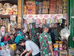 Babinsa Koramil 05/Jatinom Monitoring Harga Bahan Pokok Di Pasar Gabus Jatinom Klaten