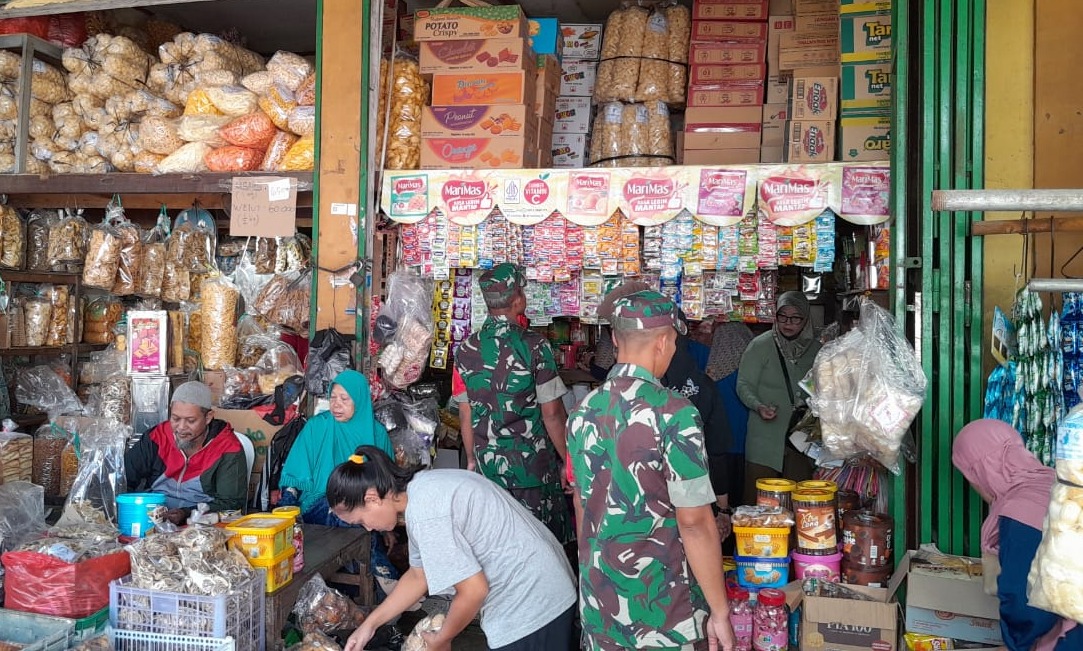 Babinsa Koramil 05/Jatinom Monitoring Harga Bahan Pokok Di Pasar Gabus Jatinom Klaten