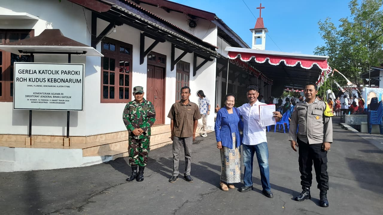 Koramil 06/Kebonarum Kawal Kelancaran Ibadah Sakramen Krisma Di Gereja Desa Pluneng Klaten