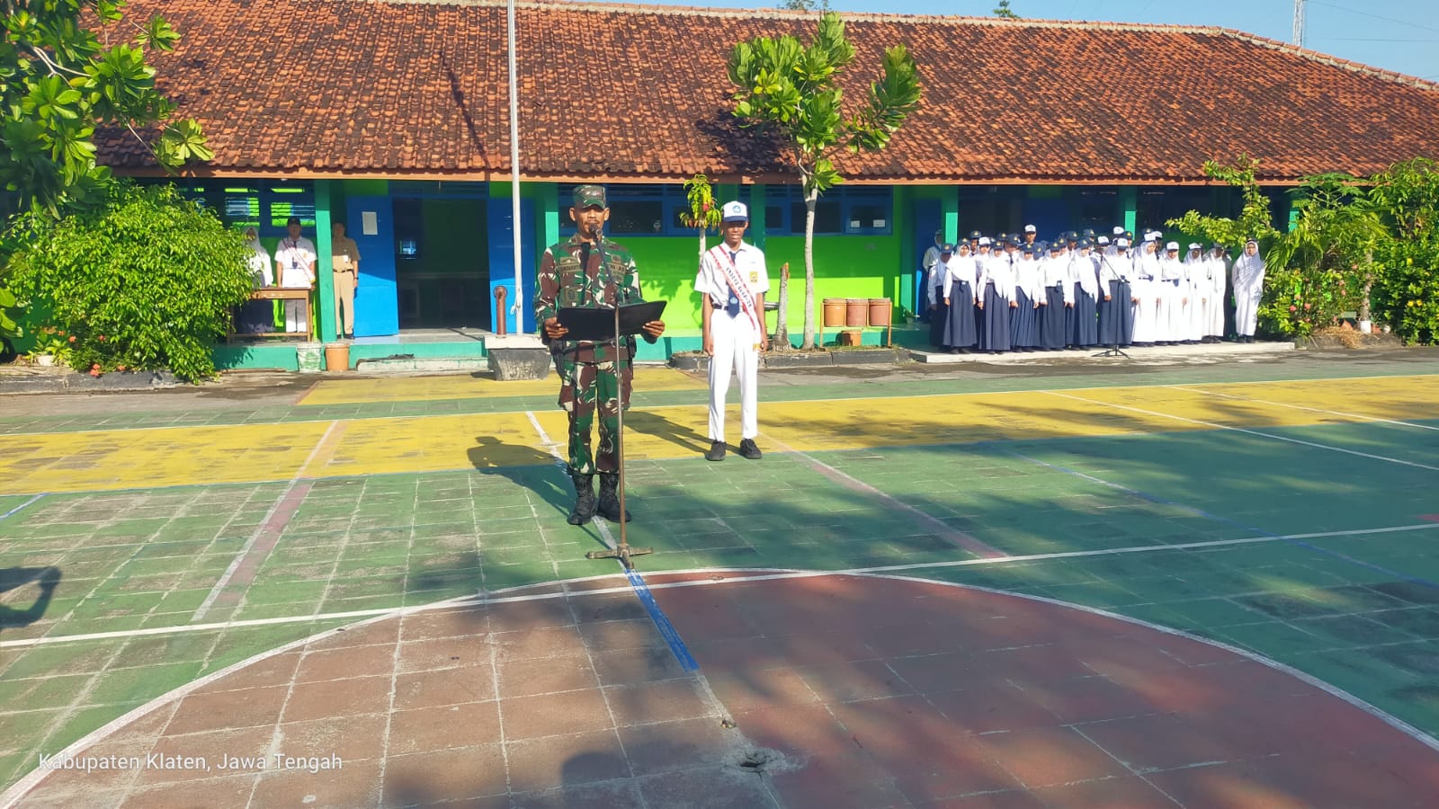 Danramil 20/Cawas Pimpin Upacara Bendera Di SMPN 1 Cawas, Sampaikan Ini