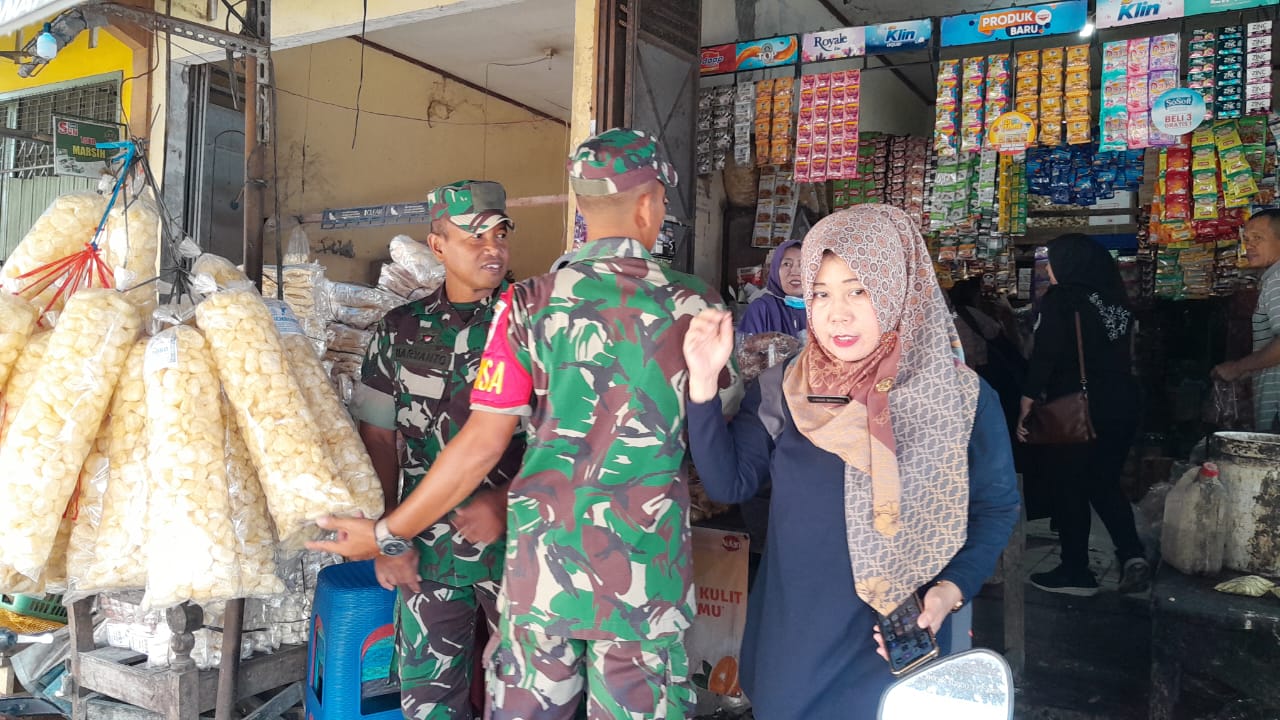 Di Pasar Gabus Jatinom Klaten, Babinsa Koramil 05/Jatinom Pantau Harga Sembako
