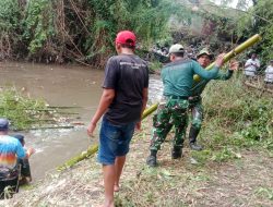Antisipasi Banjir Babinsa Koramil Jogonalan Bersama Warga Bersihan Bantaran Sungai Desa Pakahan