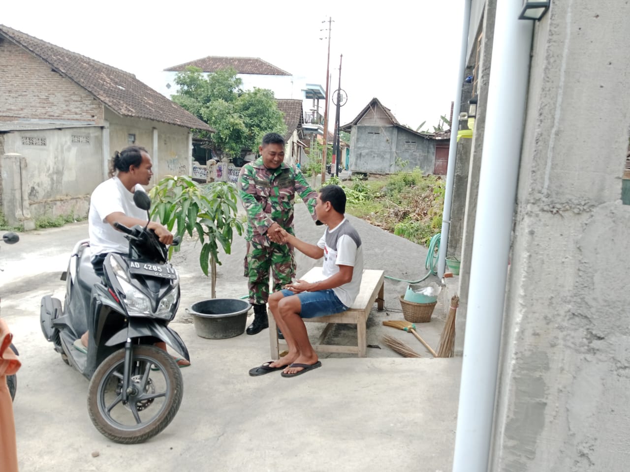 Wujud Kedekatan TNI Dengan Masyarakat, Babinsa Ngawen Ajak Warga Jaga Lingkungan Dan Kesehatan