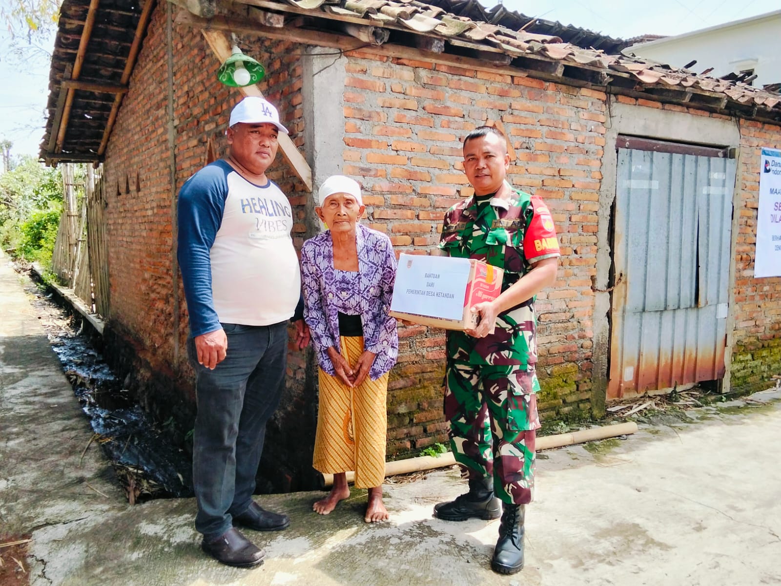 Babinsa Koramil Klaten Utara Dampingi Pemerintah Desa Ketandan Salurkan Bantuan Terdampak SUTET Roboh