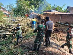 TNI Dan Warga Trucuk Bergotong Royong Bersihkan Rumpun Bambu Roboh Di Sungai Kuning