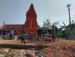 TNI Bersama Warga Karya Bakti Di Pura Satya Dharma Mrisen Juwiring