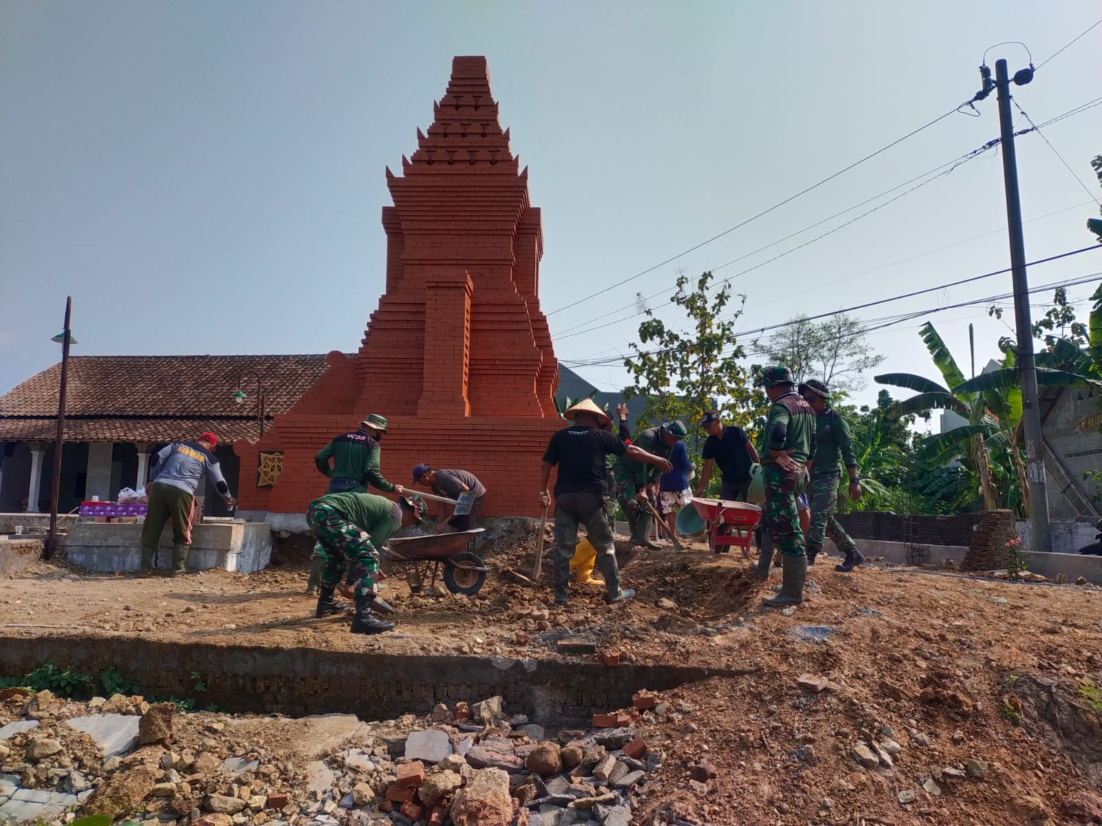 TNI Bersama Warga Karya Bakti Di Pura Satya Dharma Mrisen Juwiring