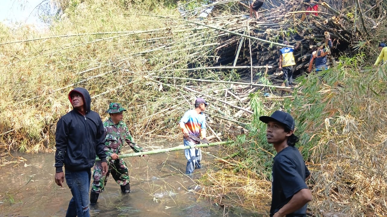 Sinergi TNI Dan Masyarakat, Koramil 23/Ceper Gotong Royong Bersihkan Aliran Sungai Di Desa Ceper