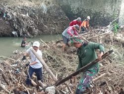 Cegah Banjir, TNI Bersama Warga Dan Relawan Bersinergi Bersihkan Sungai Kuning Di Desa Kalikebo Klaten