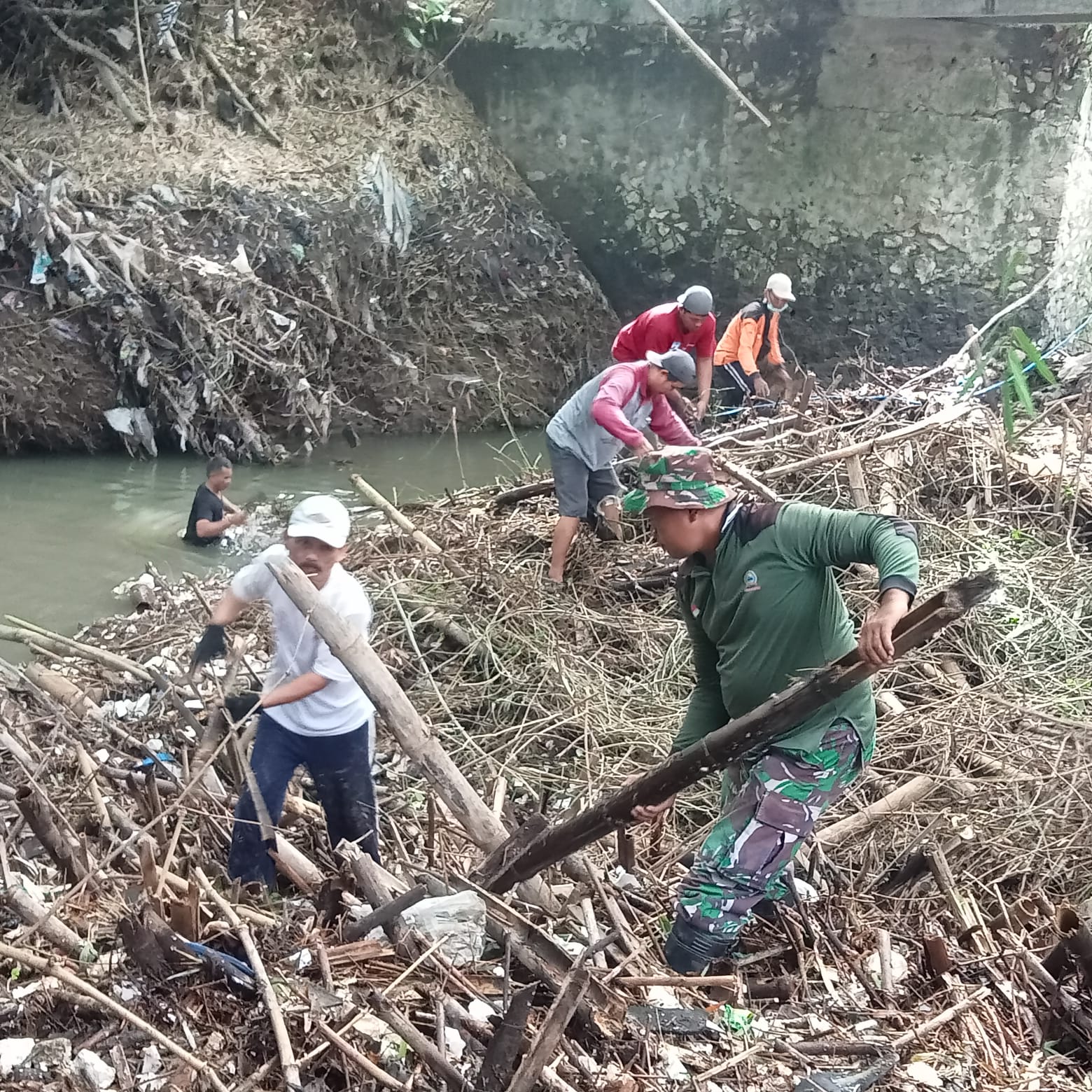 Cegah Banjir, TNI Bersama Warga Dan Relawan Bersinergi Bersihkan Sungai Kuning Di Desa Kalikebo Klaten