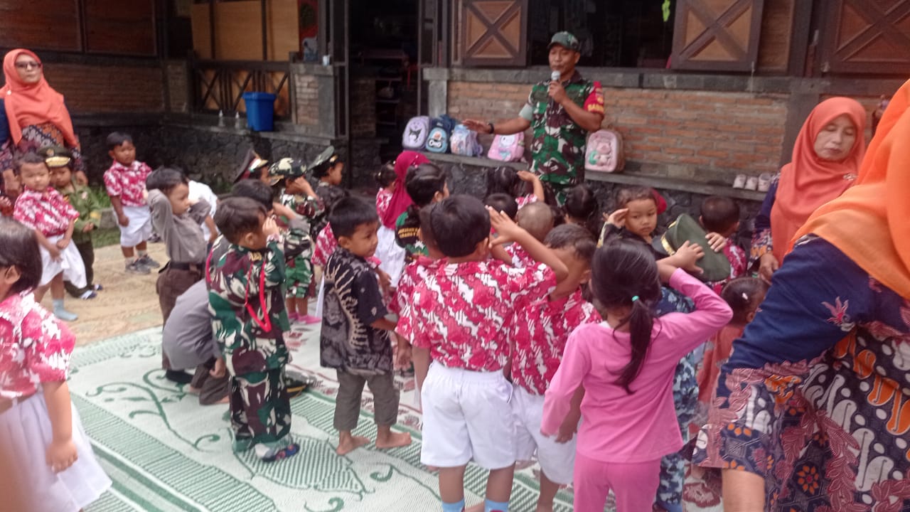 Babinsa Kemudo Kenalkan Profesi TNI Di KB Bina Putra Husada Prambanan Klaten