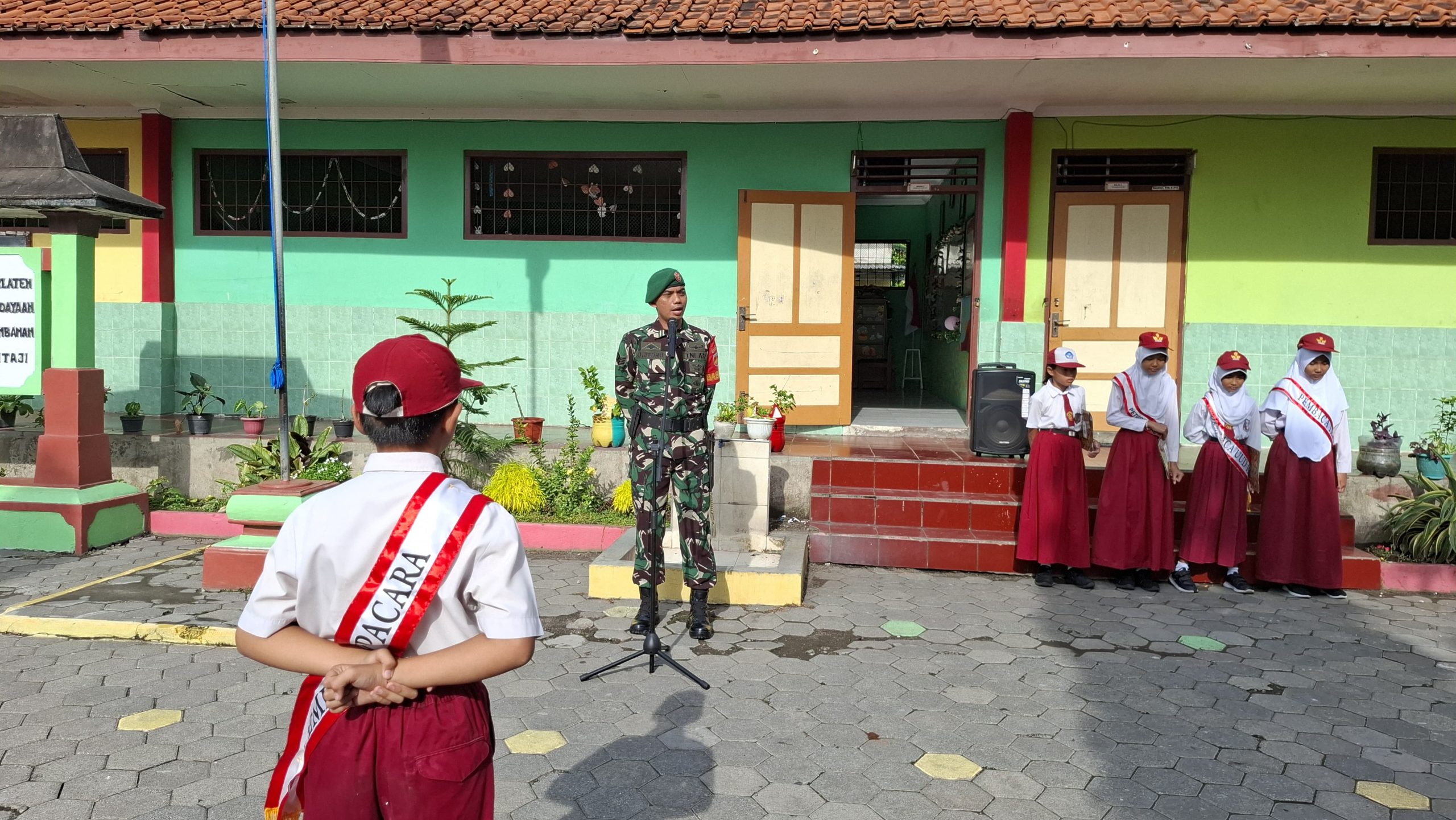 Babinsa Taji Jadi Pembina Upacara, Tanamkan Nilai Disiplin Dan Nasionalisme Sejak Dini