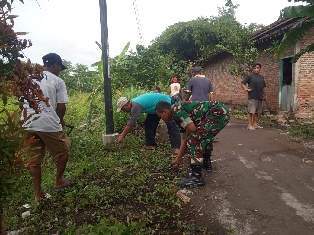 Gotong Royong Ketandan: Babinsa Giatkan Kebersihan Dan Kamtibmas