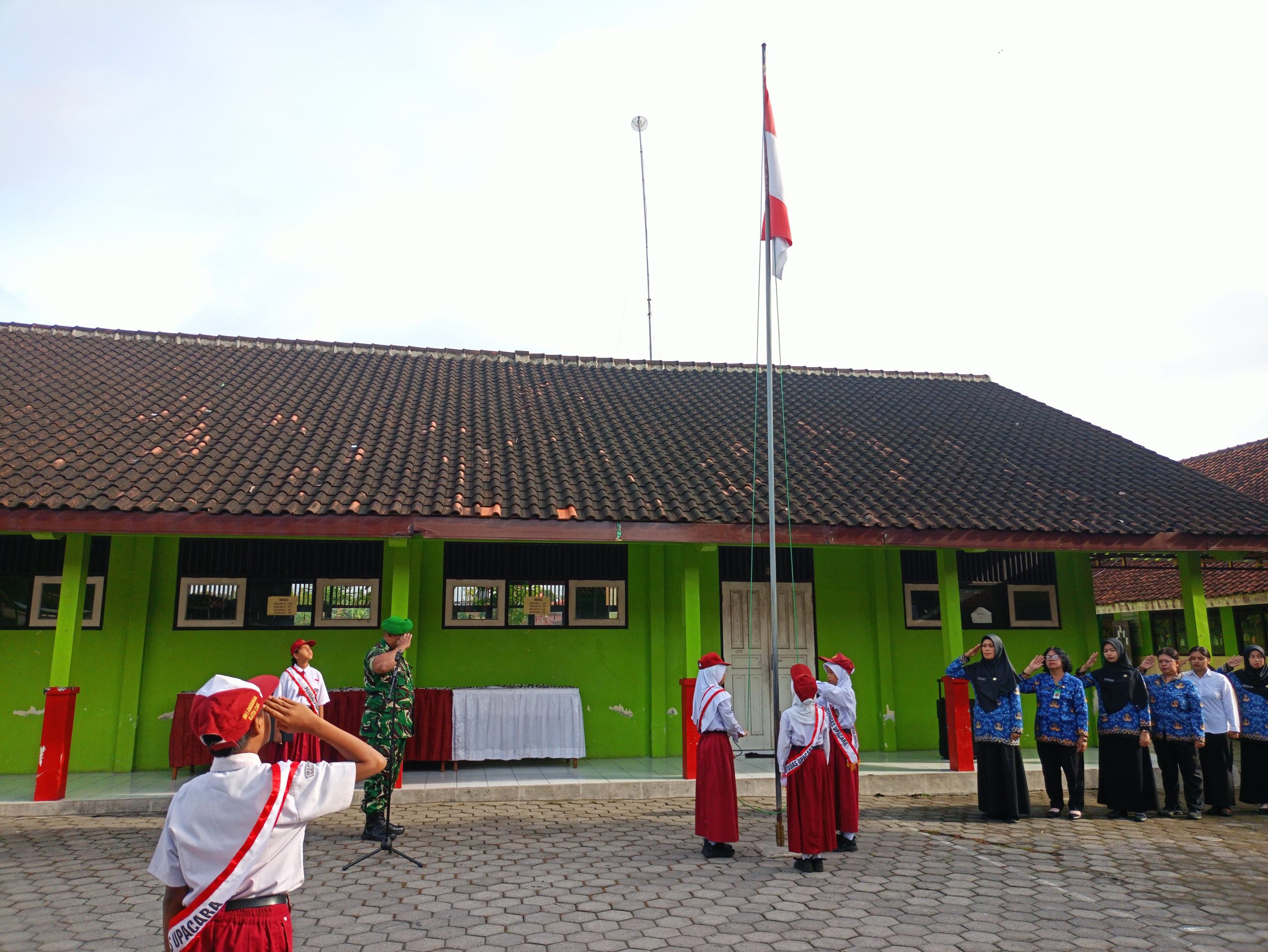 Babinsa Klaten Utara Menjadi Pembina Upacara Di SDN 2 Jonggrangan, Sampaikan Ini