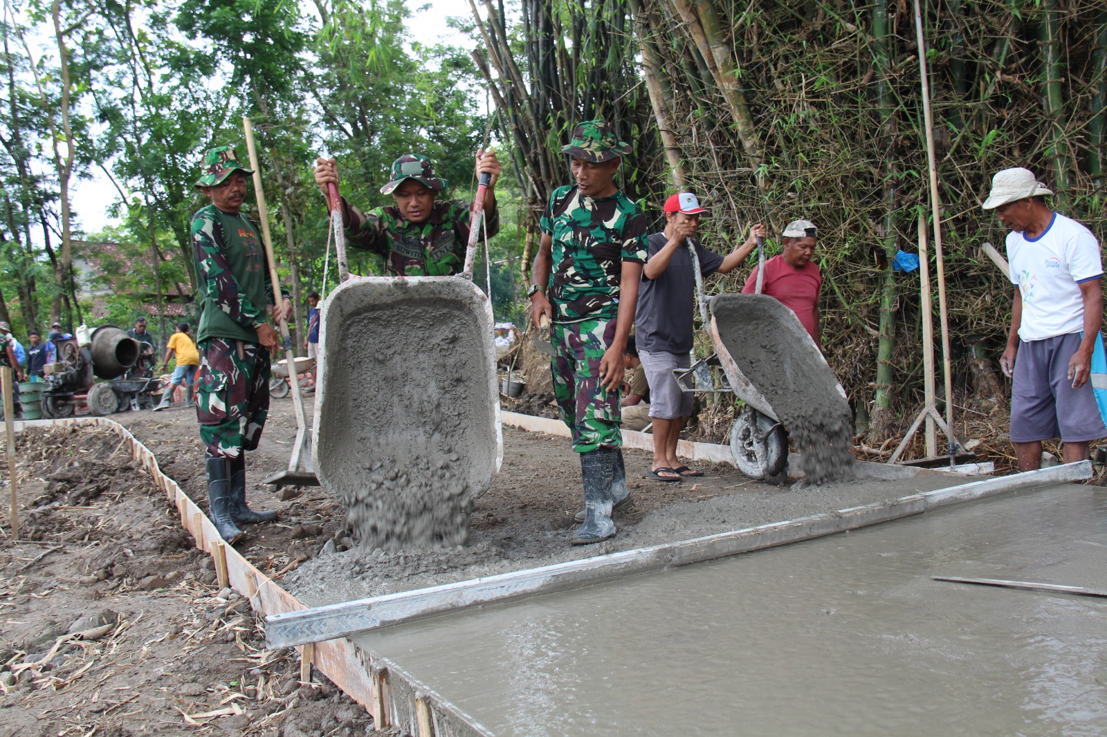 TMMD Sengkuyung Tahap IV Kodim 0723/Klaten Bangun Jalan Beton Di Desa Kaligayam