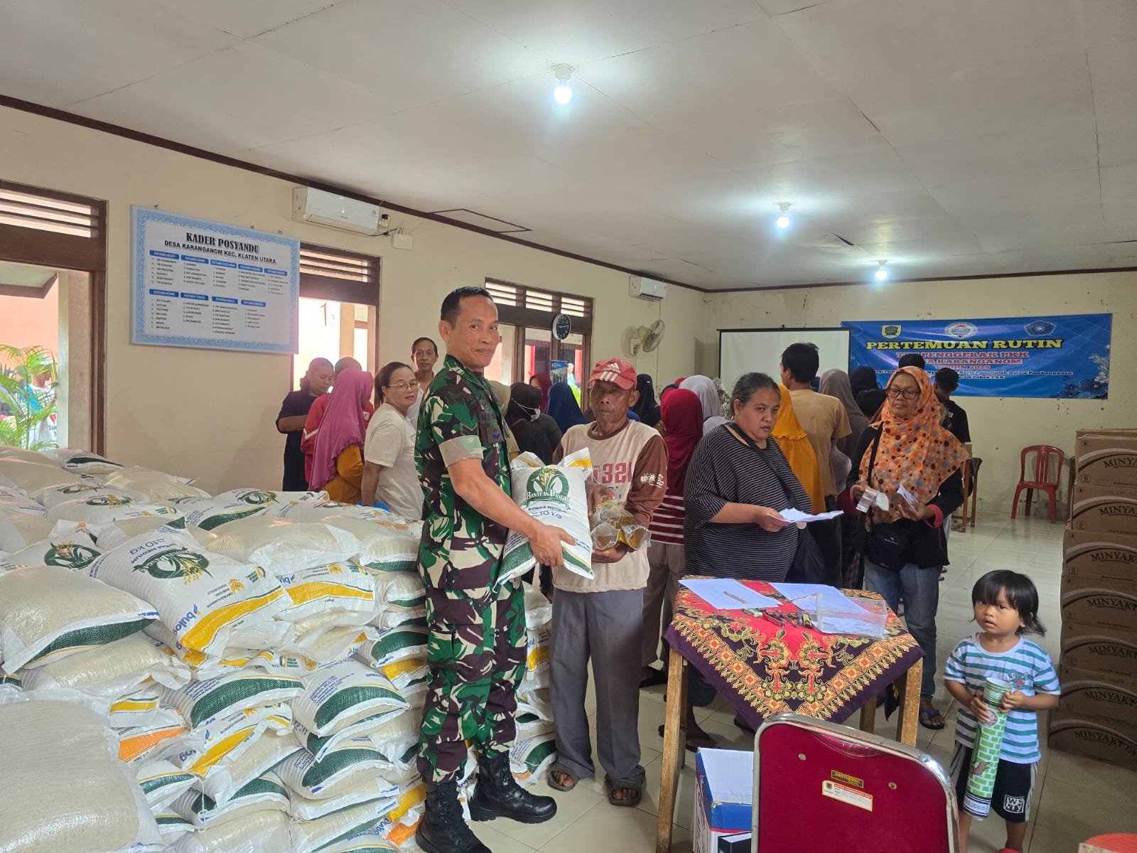 Babinsa Koramil Klaten Utara Dampingi Penyaluran Bantuan Pangan Kepada 359 KPM