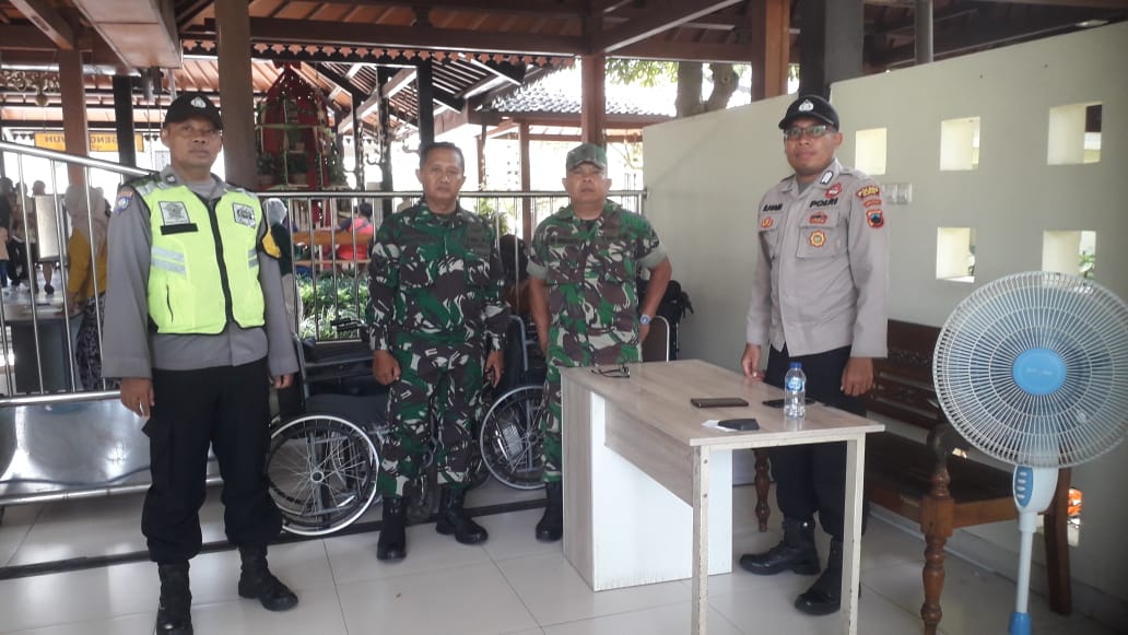 Koramil Prambanan Kodim 0723/Klaten Bersama Polsek Prambanan Amankan Masa Ramai Natal 2025 Di TWC Candi Prambanan