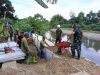 Semangat Gotong Royong, Koramil 20/Cawas Bersama Warga Dan BBWS Perbaiki Tanggul Sungai Dengkeng