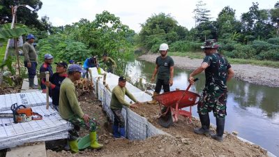 Semangat Gotong Royong, Koramil 20/Cawas Bersama Warga Dan BBWS Perbaiki Tanggul Sungai Dengkeng