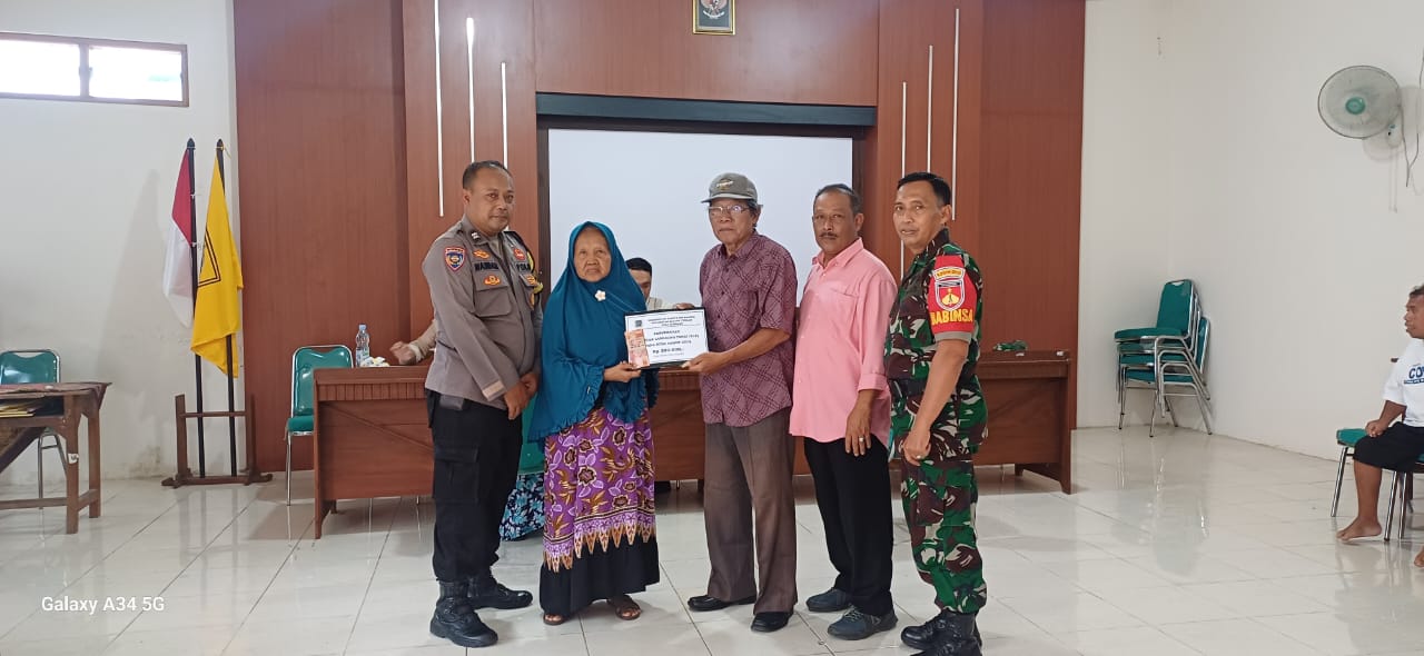 Babinsa Gumulan Klaten Kawal Penyaluran BLT-DD Tahap XII Pastikan Tepat Sasaran