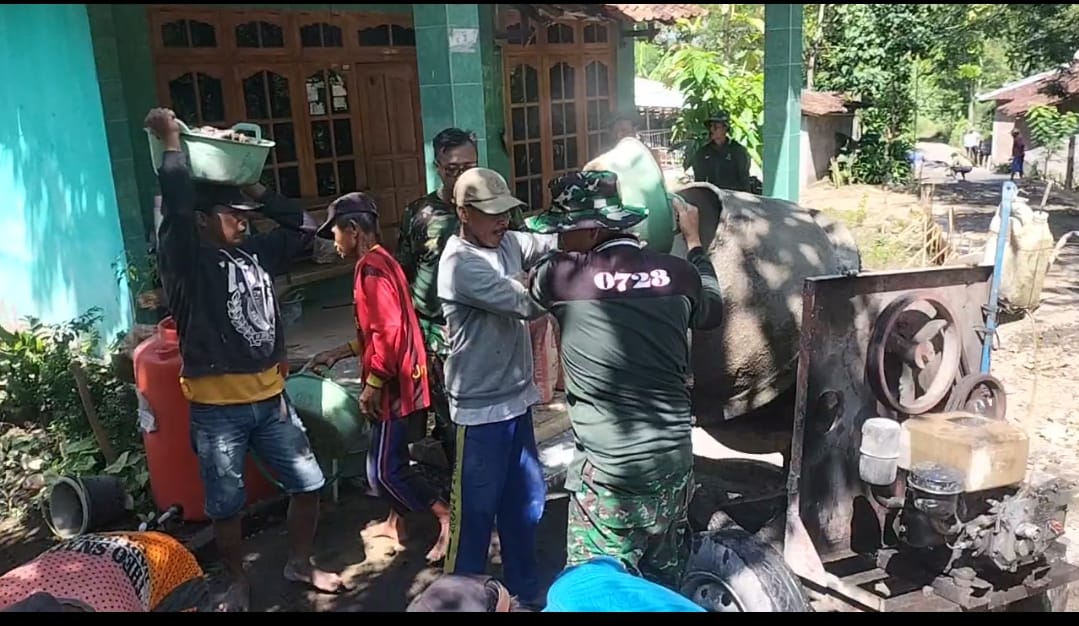 Karya Bakti Bangun Desa Sembung Klaten, Babinsa Koramil 07/Wedi Gotong Royong Betonisasi Jalan