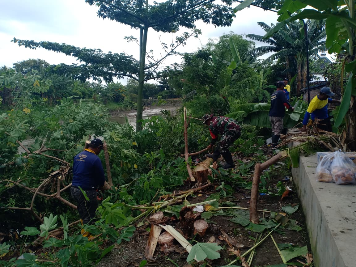 Babinsa Koramil 20/Cawas Bersama BBWS Dan Warga Bersihkan Tanggul Sungai Di Desa Bawak Klaten