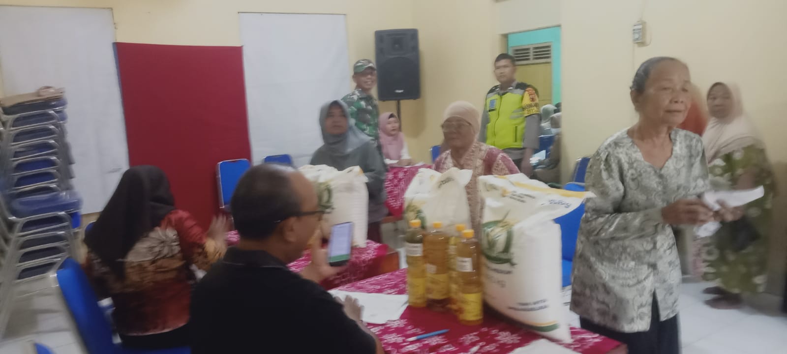 Bantuan Pangan Kemensos di Desa Tugu Klaten Disalurkan, Babinsa Koramil 20/Cawas Sampaikan Ini