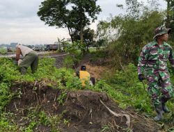Melalui Gotong Royong Bersama Warga Dan Polsek, Babinsa Prambanan Bersihan Sungai Dan Jembatan Matangan