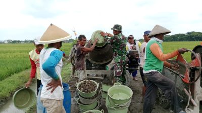 Gotong Royong TNI Dan Warga Warnai Betonisasi Jalan Pertanian Desa Mlese Klaten Pada KBMKB Ke-32 TA 2026
