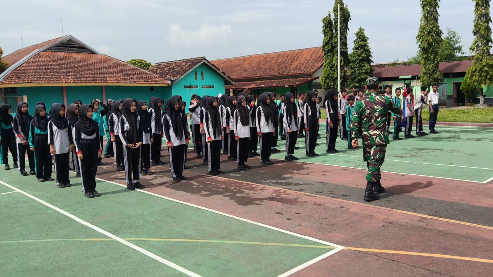 Babinsa Koramil 20/Cawas Berikan LDK Calon OSIS SMP N 2 Cawas Klaten